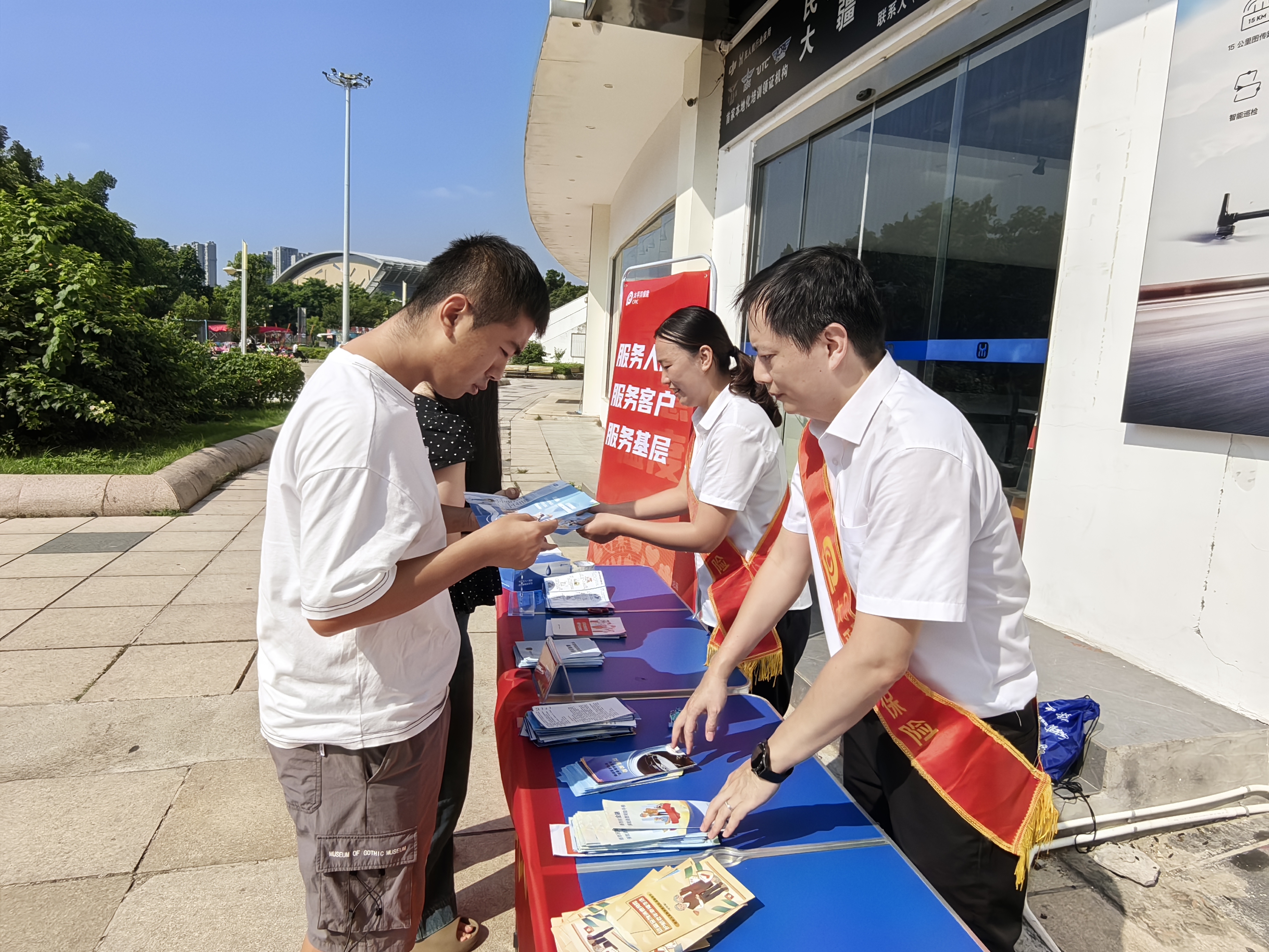 太平洋产险莆田中支党委开展“三服行动”主题党建活动暨“金融教育宣传月”进企业活动 (1).jpg