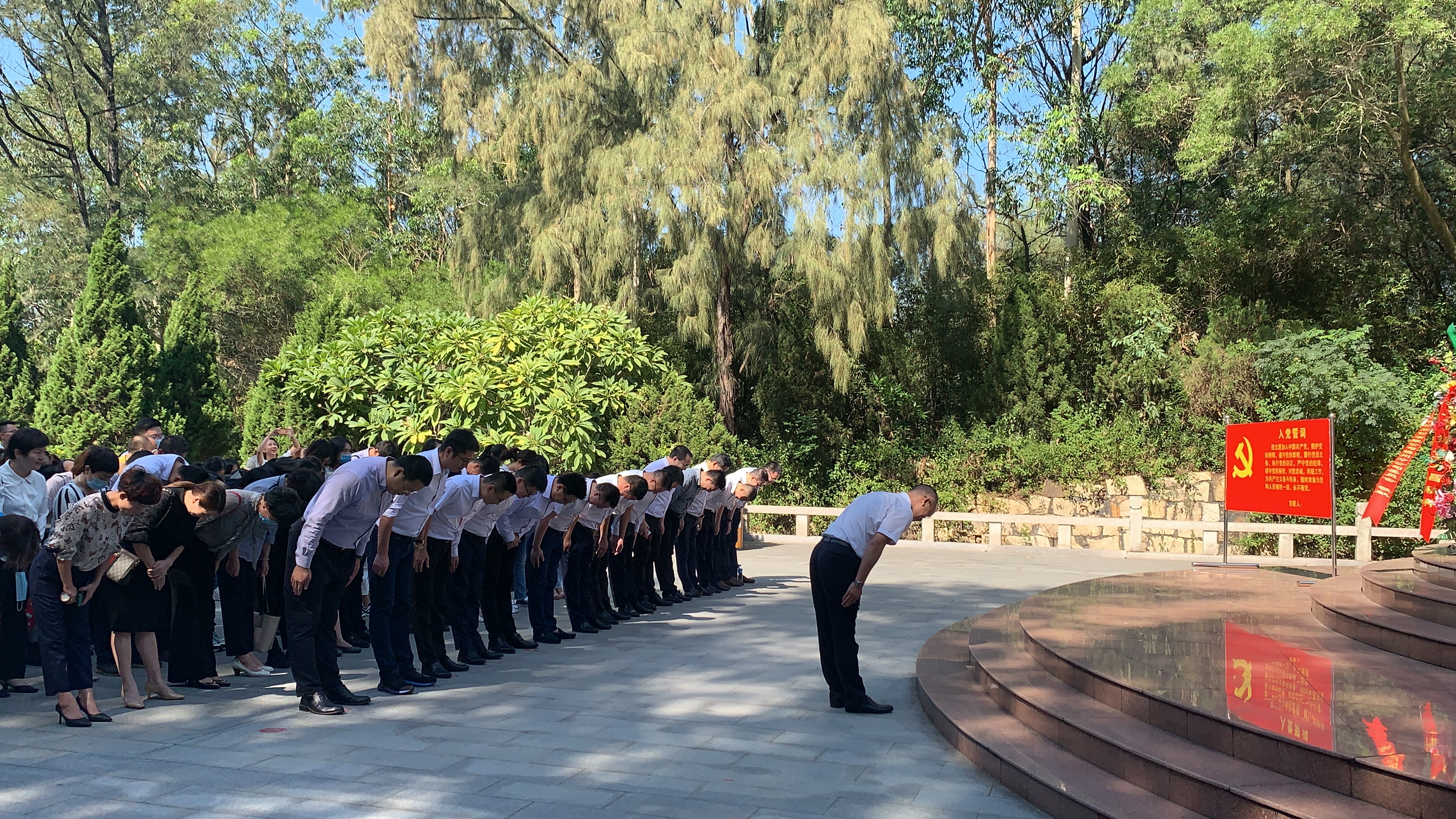 全体党员干部在谷文昌雕像前鞠躬—拍摄者：孙鑫.jpg