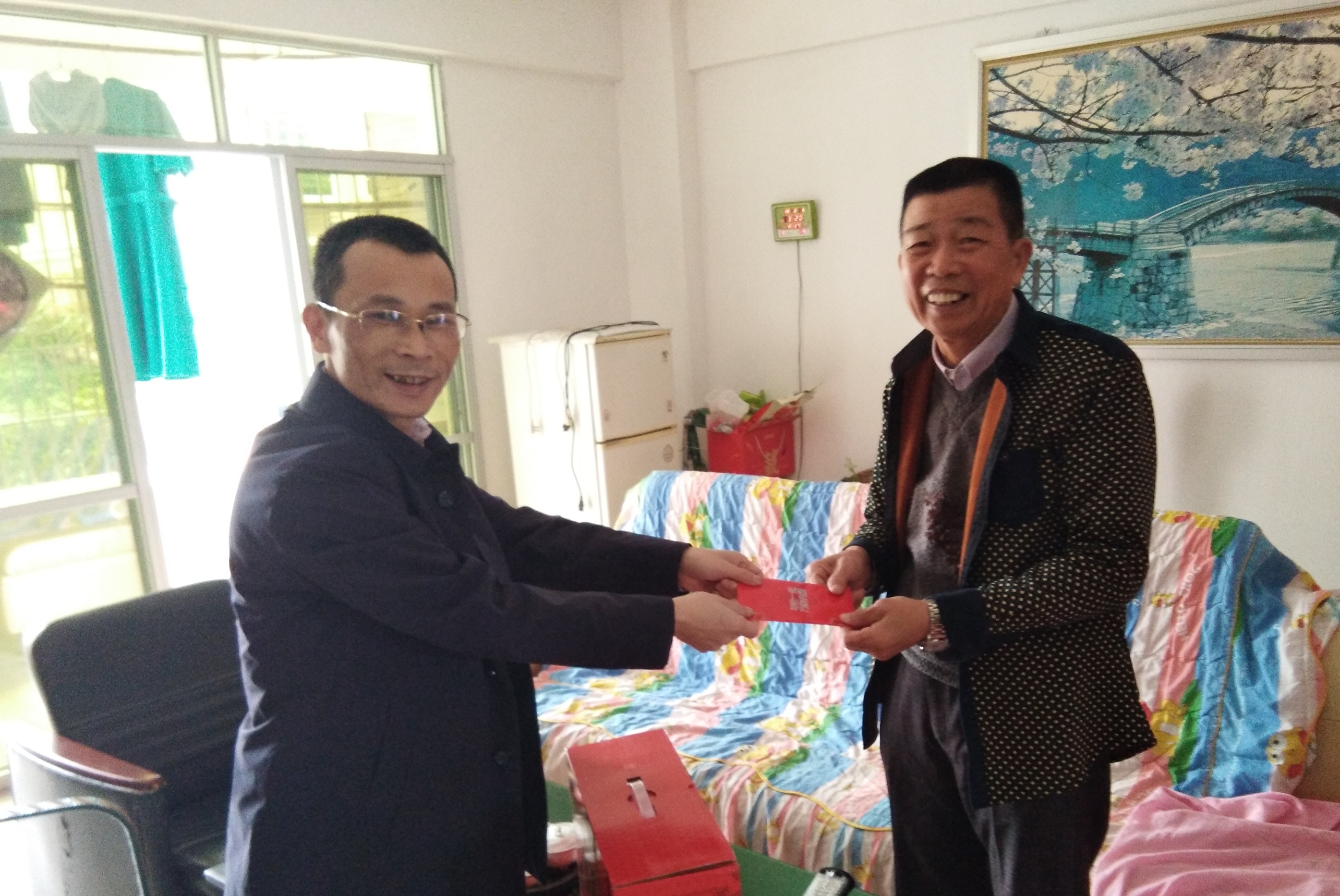在退休老党员郑旺根同志家里,李俊泽亲切地与郑旺根一家促膝交谈,关切