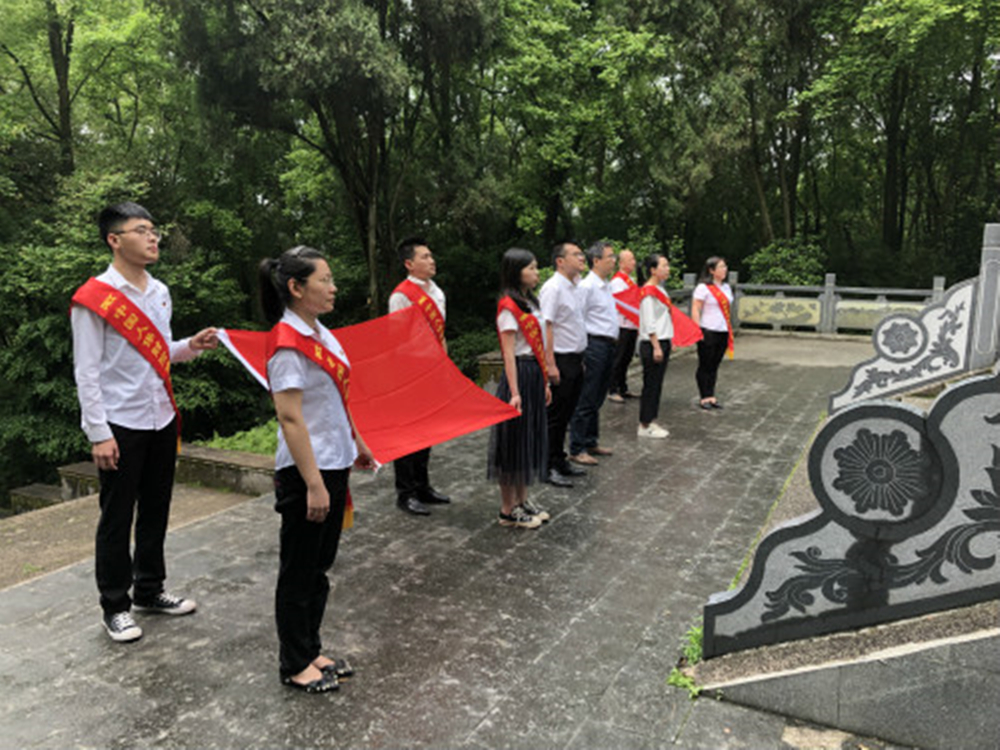 烈士墓前行注目礼.jpg