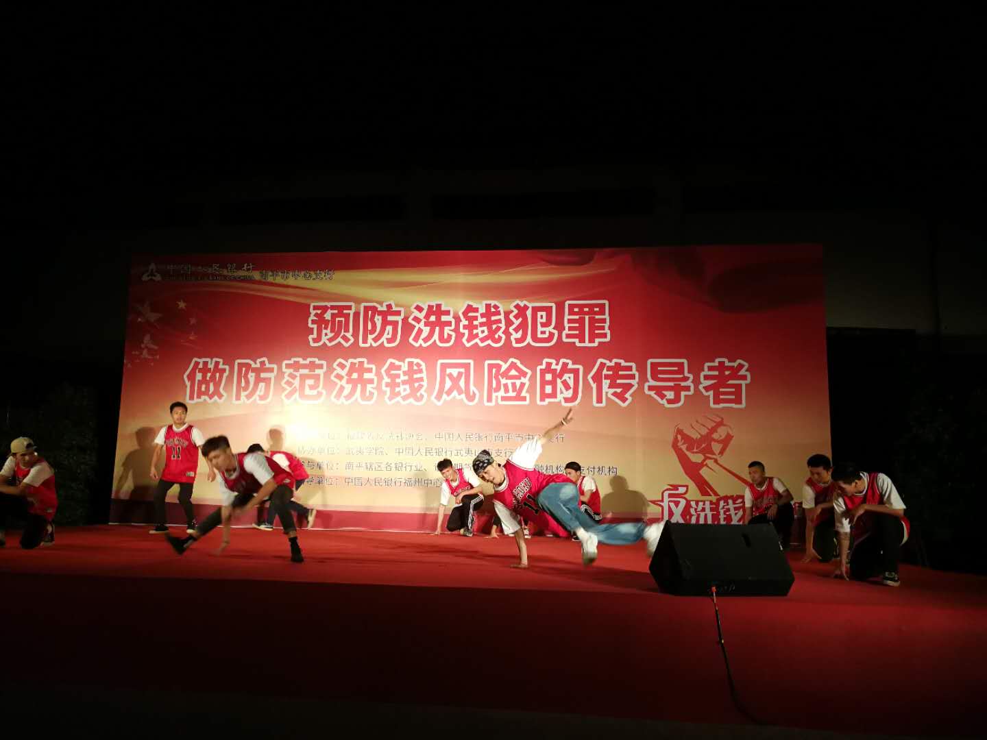 活动现场的节目表演.jpg