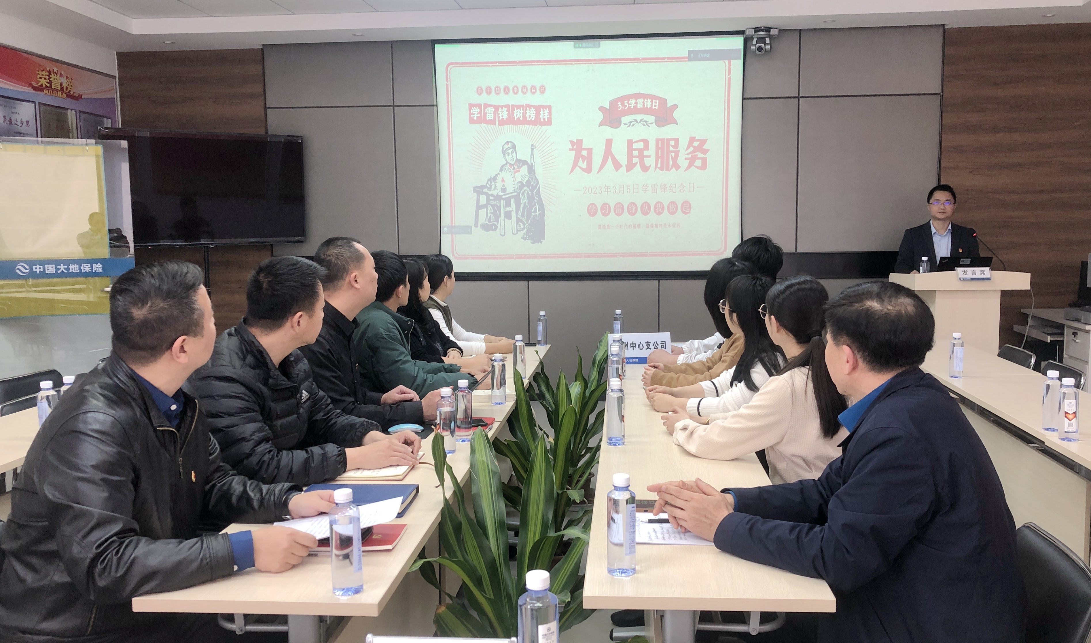 讲授党课.jpg