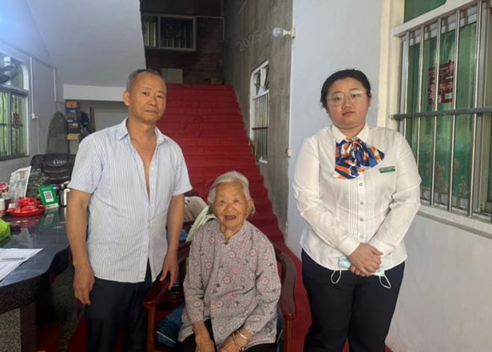 国寿寿险南靖县支公司：贴心服务，上门为高龄客户办理业务赢赞誉.jpg