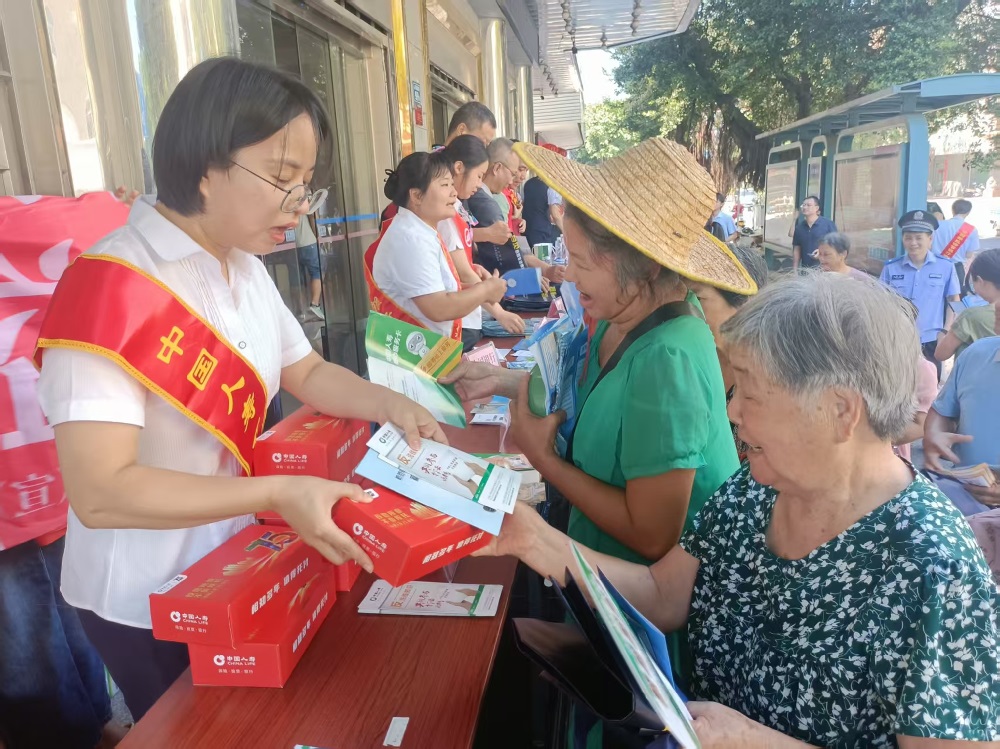 国寿寿险长泰区支公司：筑牢群众金融安全防线 守护群众财产安全.jpg