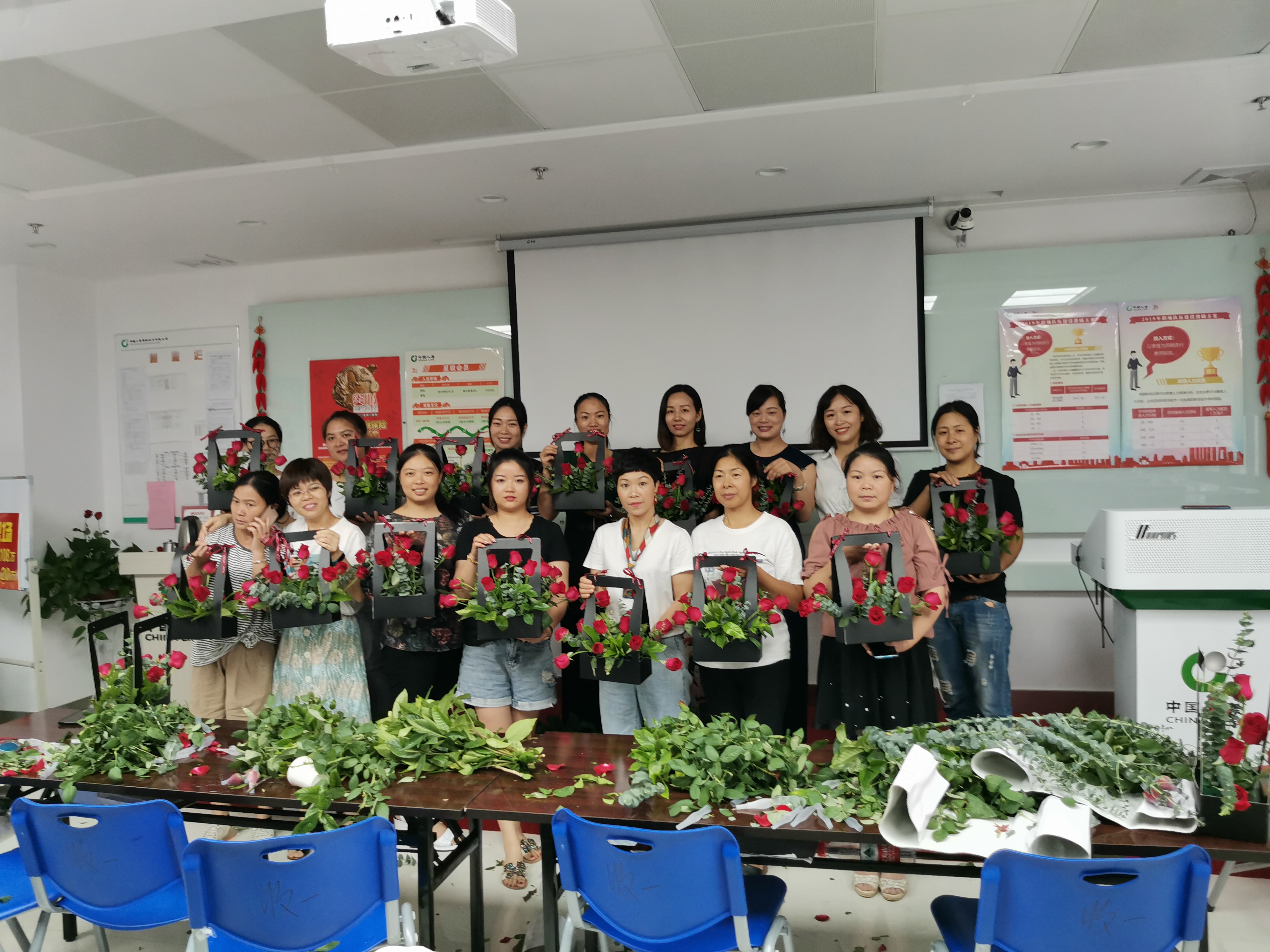 图为客户拿着自己的作品合影留念.jpg