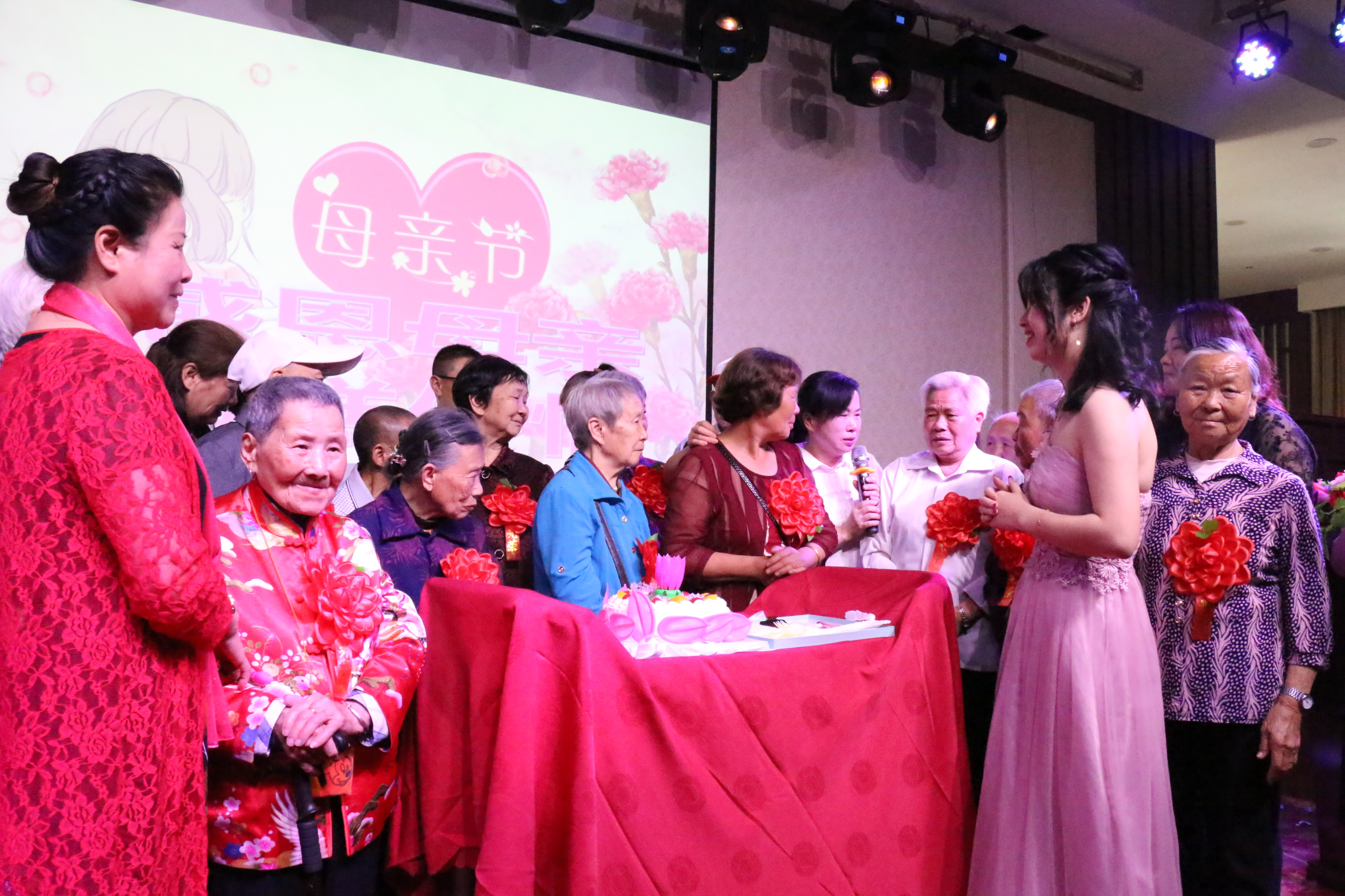 为80高龄母亲庆生中儿女与母亲互相吐露真情.JPG
