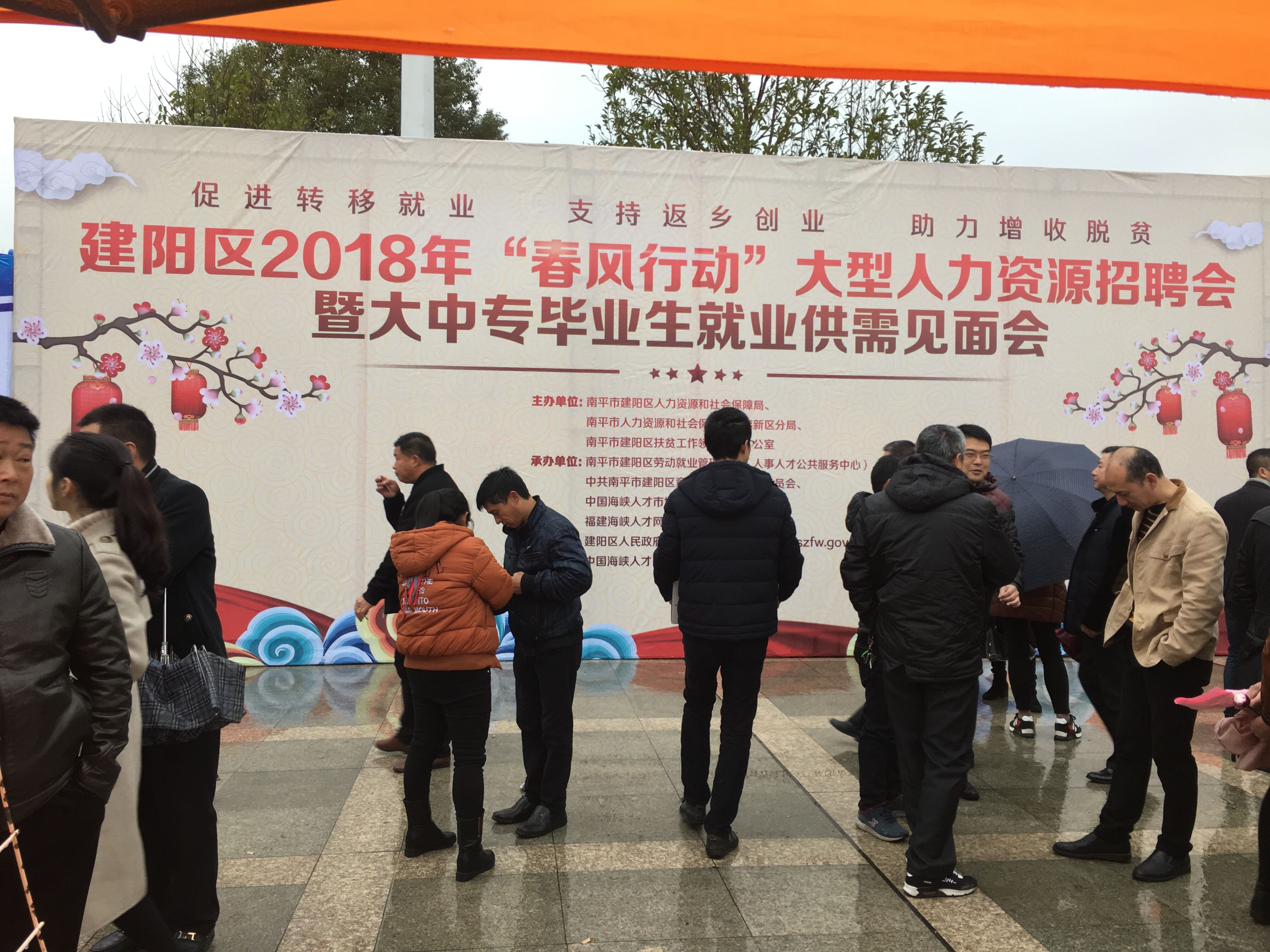 招聘会现场人潮涌动.jpg