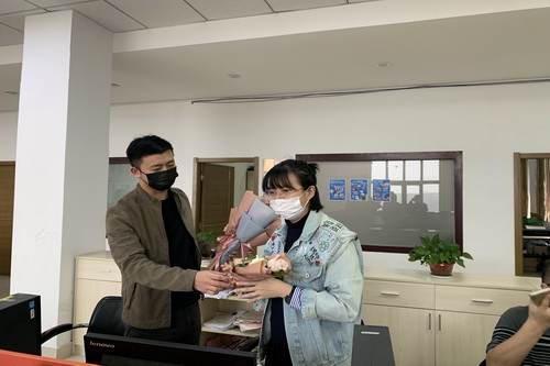 调整大小2020.3.9最美的鲜花送给最美的她——疫情下的三八活动 (1).jpg