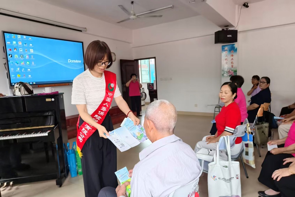 中国人寿华安县支公司:走进老年大学开展金融反诈宣讲.jpg