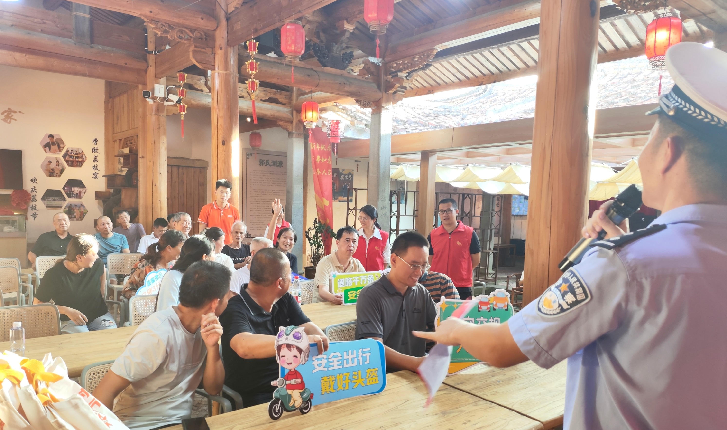 金融为民显担当 平安“红绿灯”照亮乡村平安路4.jpg