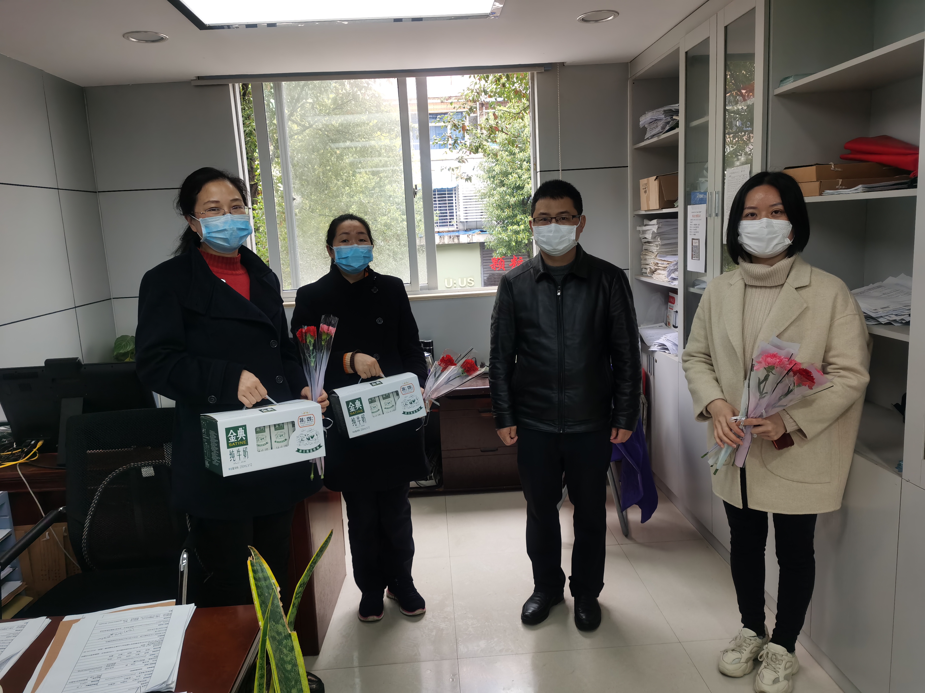 图为公司经理林贵友慰问女职工的场景.jpg