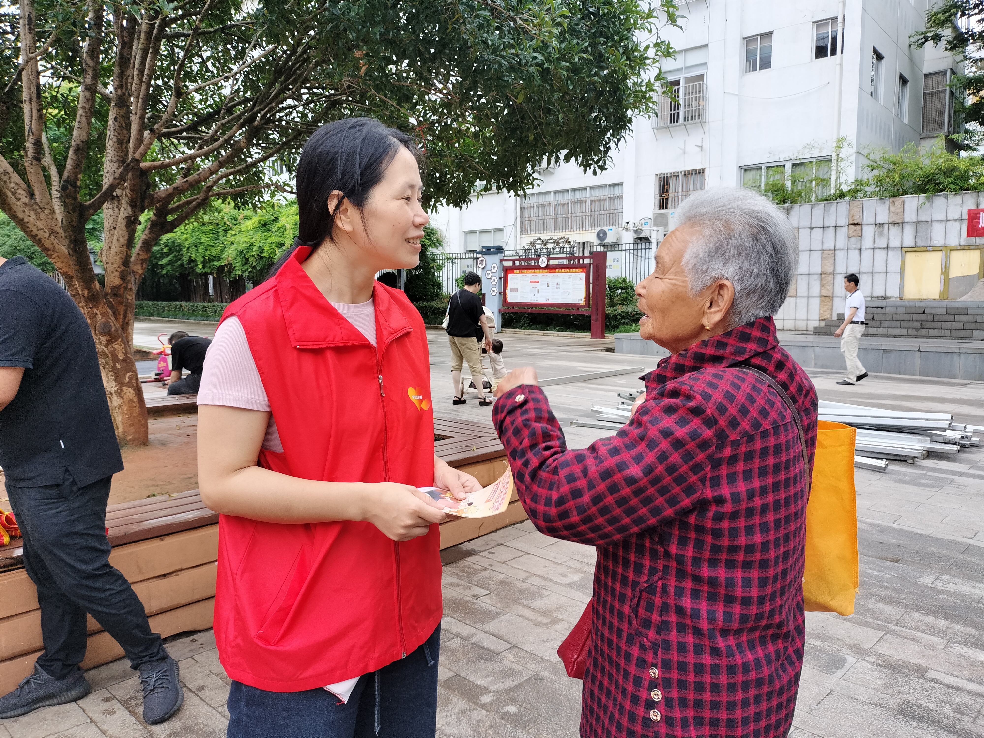 平安产险南平中心支公司：平安产寿联动宣传 共筑金融安全防线 2.png