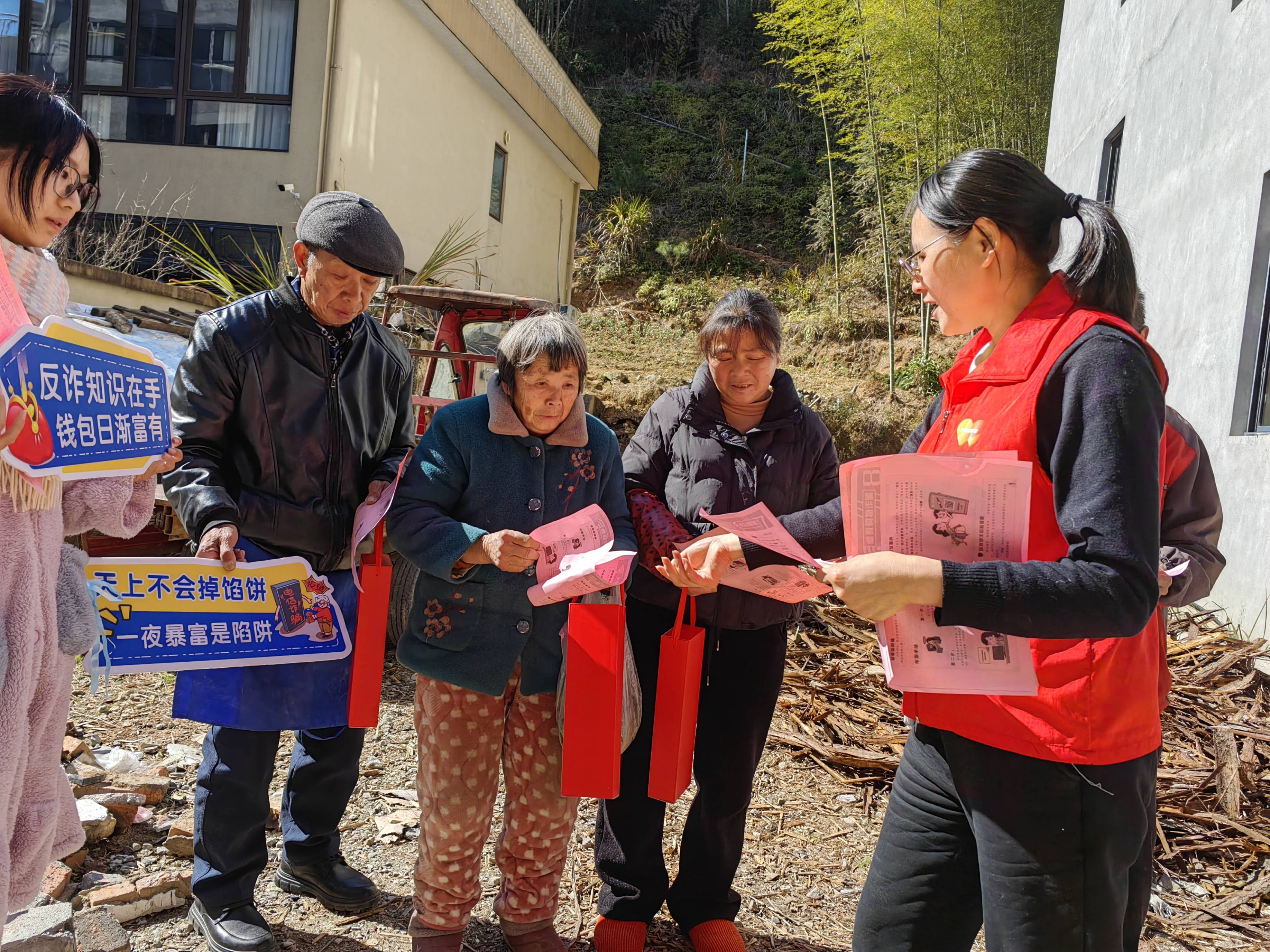 平安产险宁德中心支公司:反诈宣传进乡村 守护群众“钱袋子”2.jpg