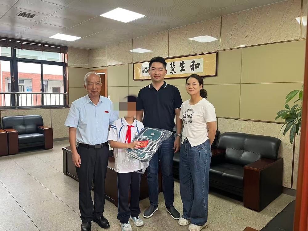 爱心筑梦 情暖学子——国寿寿险龙海区支公司开展贫困学生帮扶活动对外.jpg