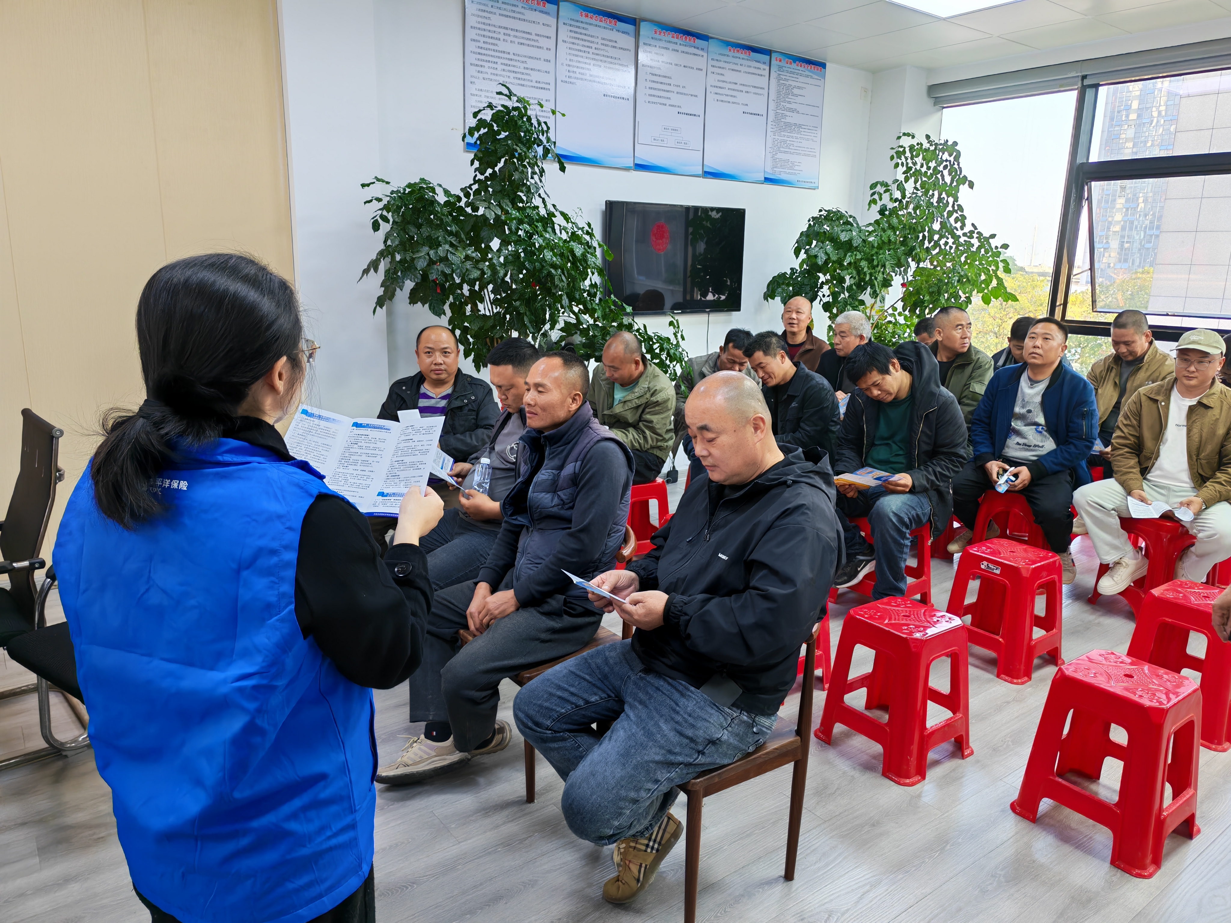 中国太保产、寿险莆田中支联合开展&ldquo;3&middot;15&rdquo;金融知识进企业宣传活动 (1).jpg