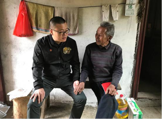 慰问贫困户.jpg