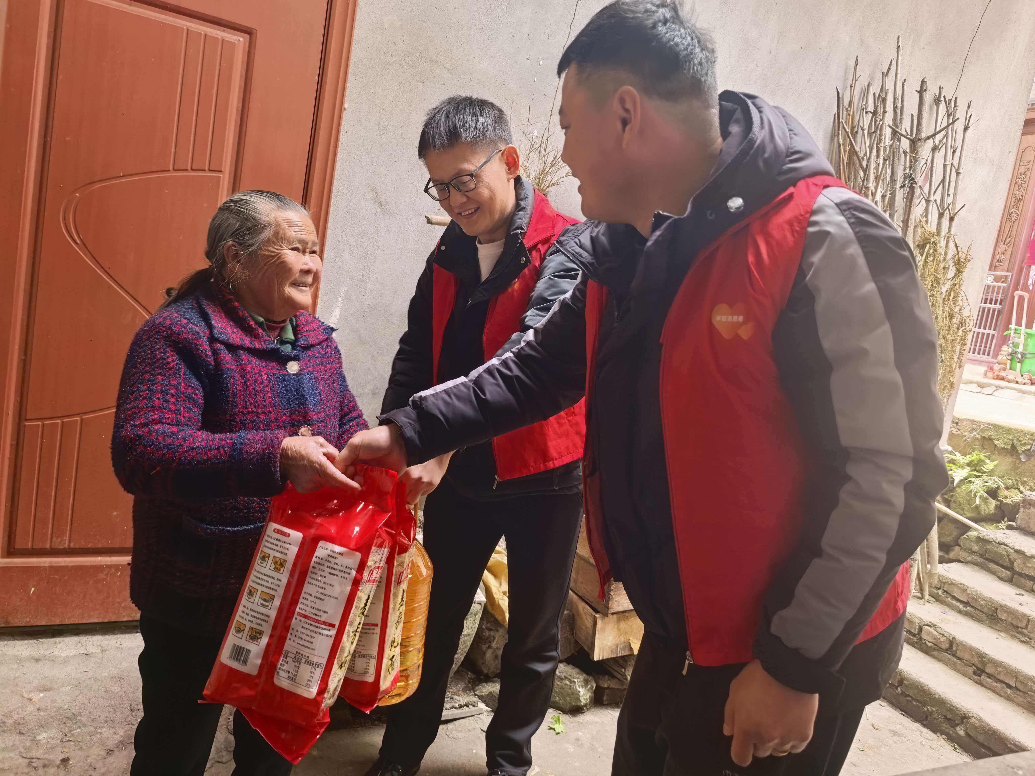 平安产险三明中心支公司：新春大扫除 温情暖人心2.jpg