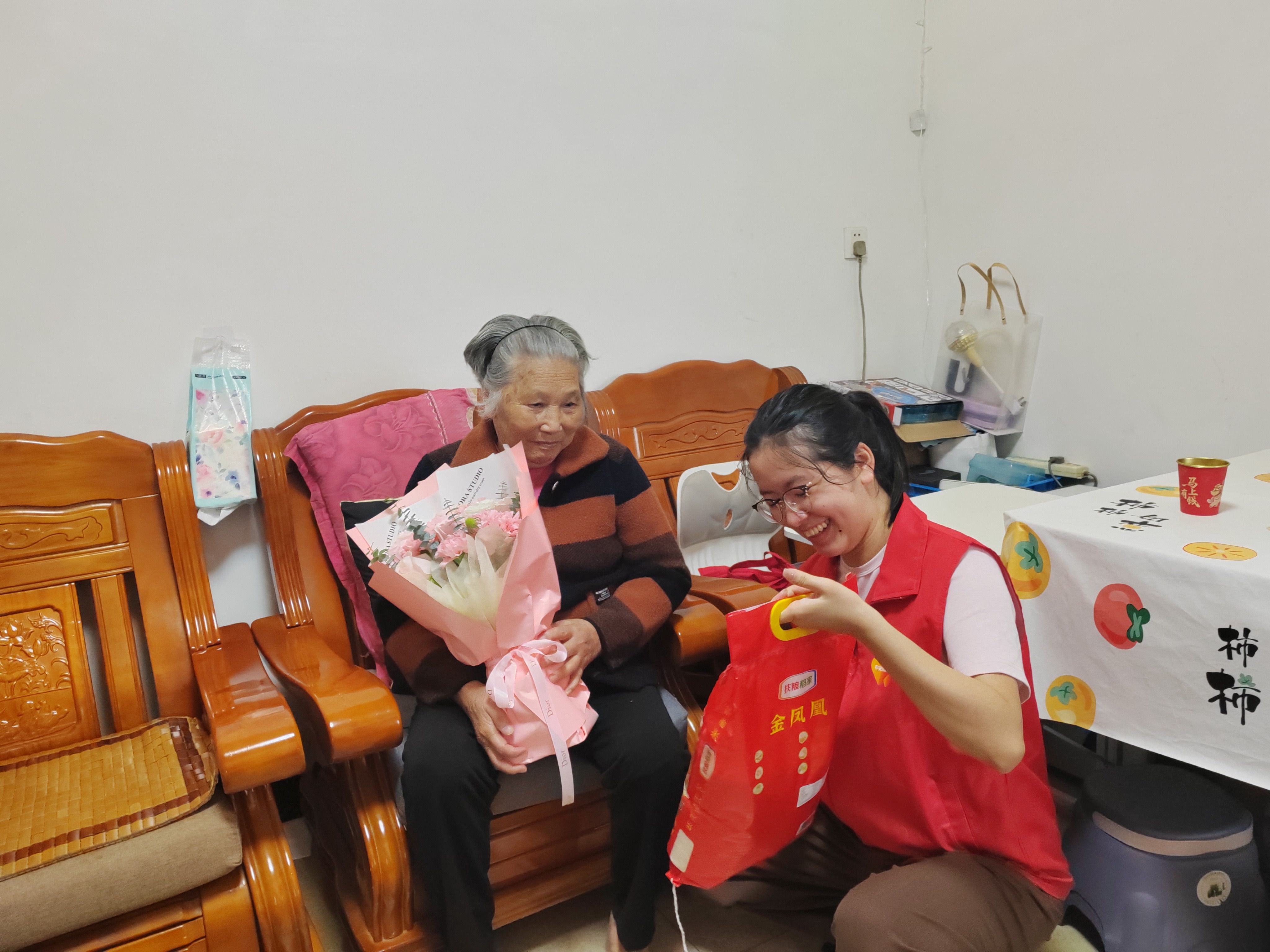 【投稿志愿服务周报】福建产险:花香母爱暖邻里,安心社区筑温情 (5).png