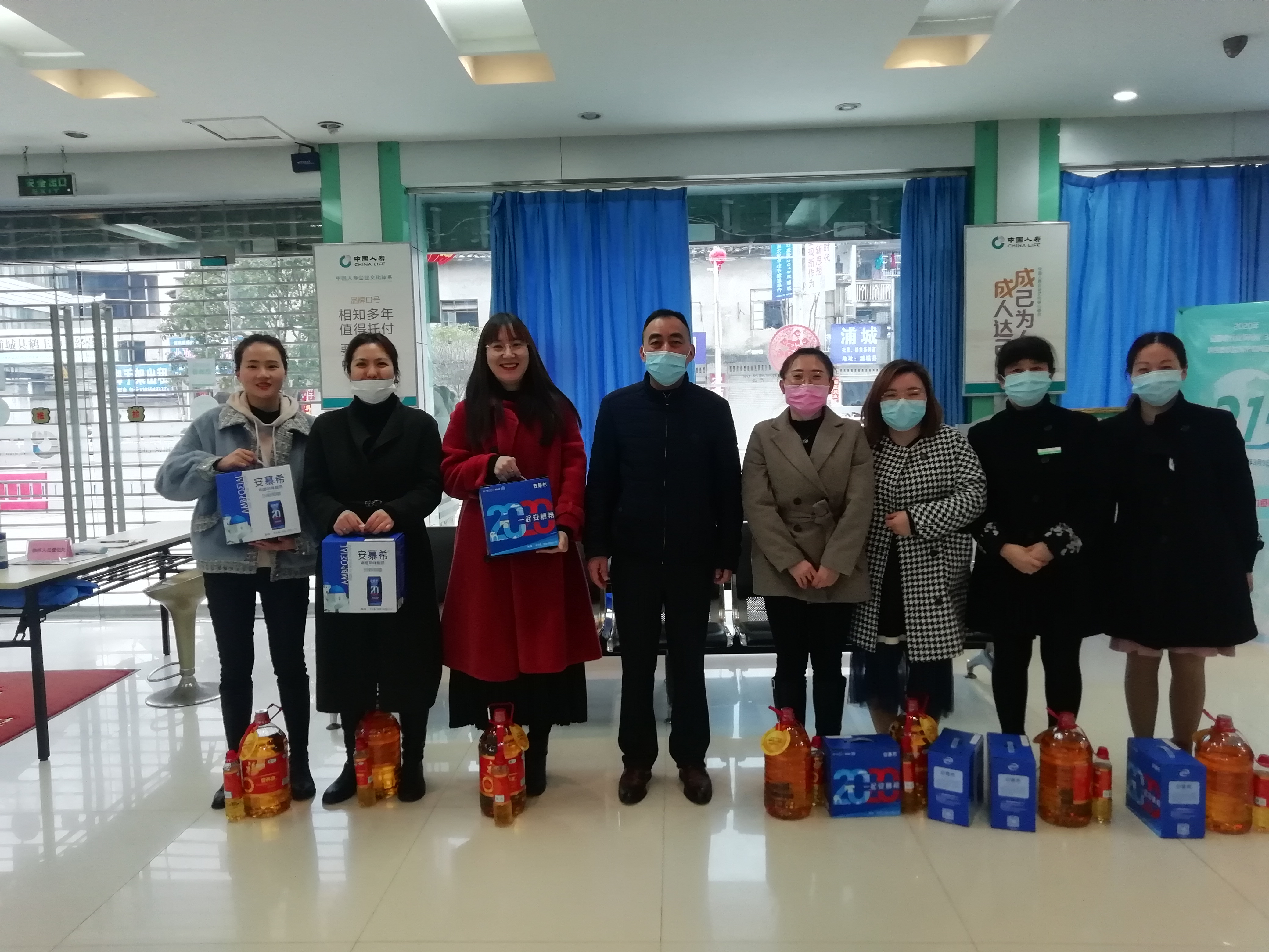 吴隽经理为女职工送上慰问品.jpg