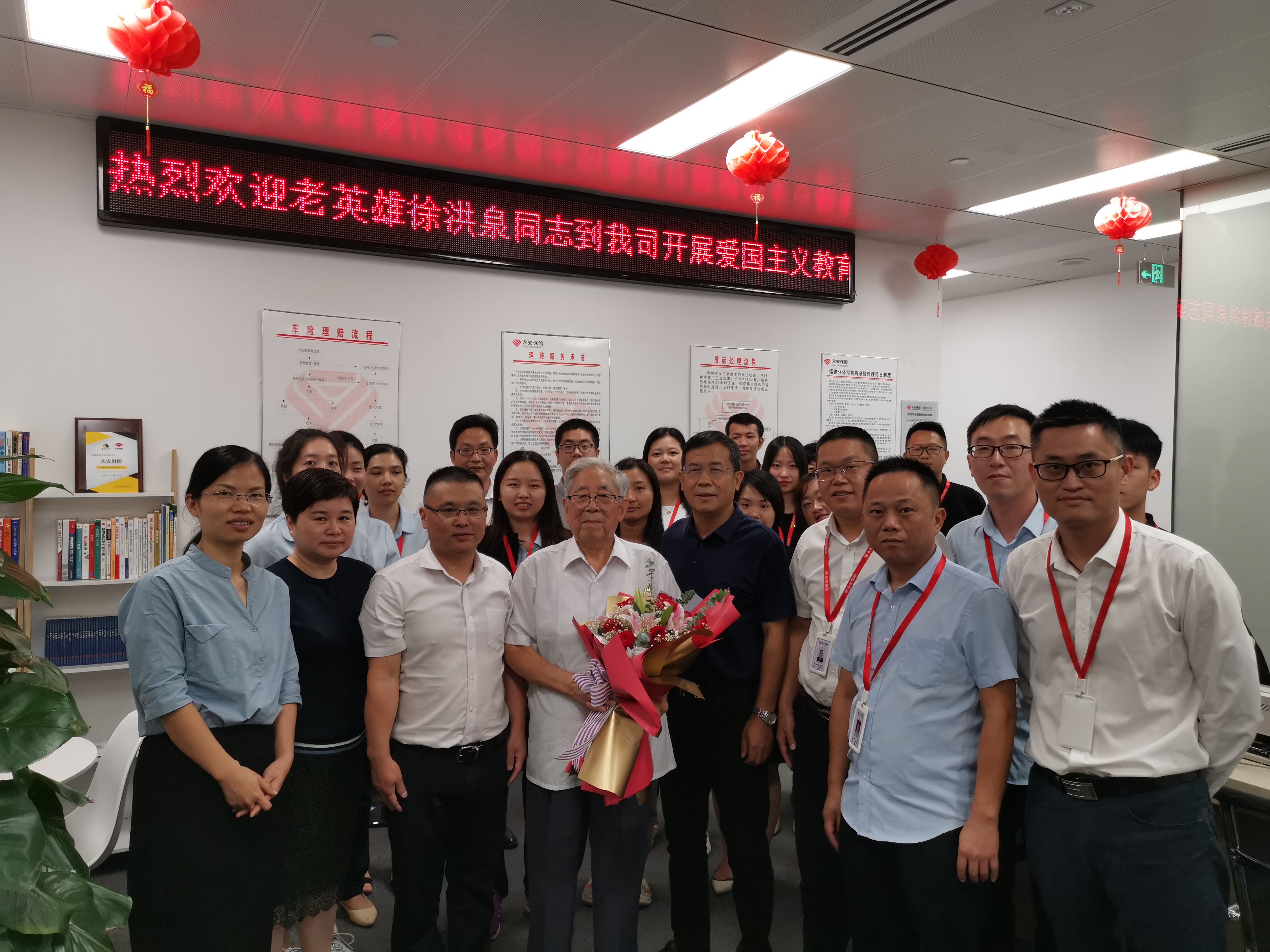听老红军讲革命故事.jpg