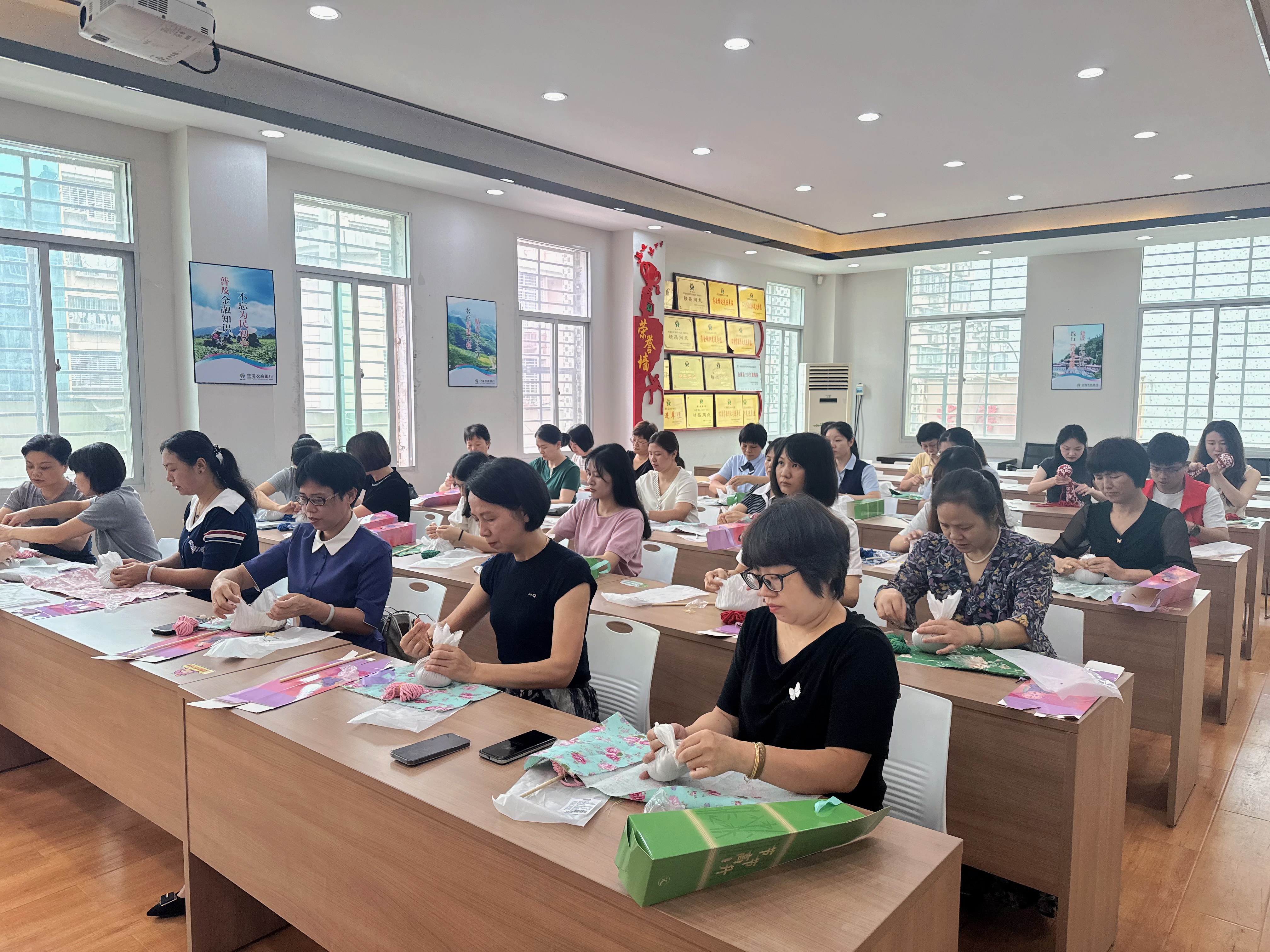 2026.6.10安溪:巧手制艾锤 慰问显初心 (1).jpg
