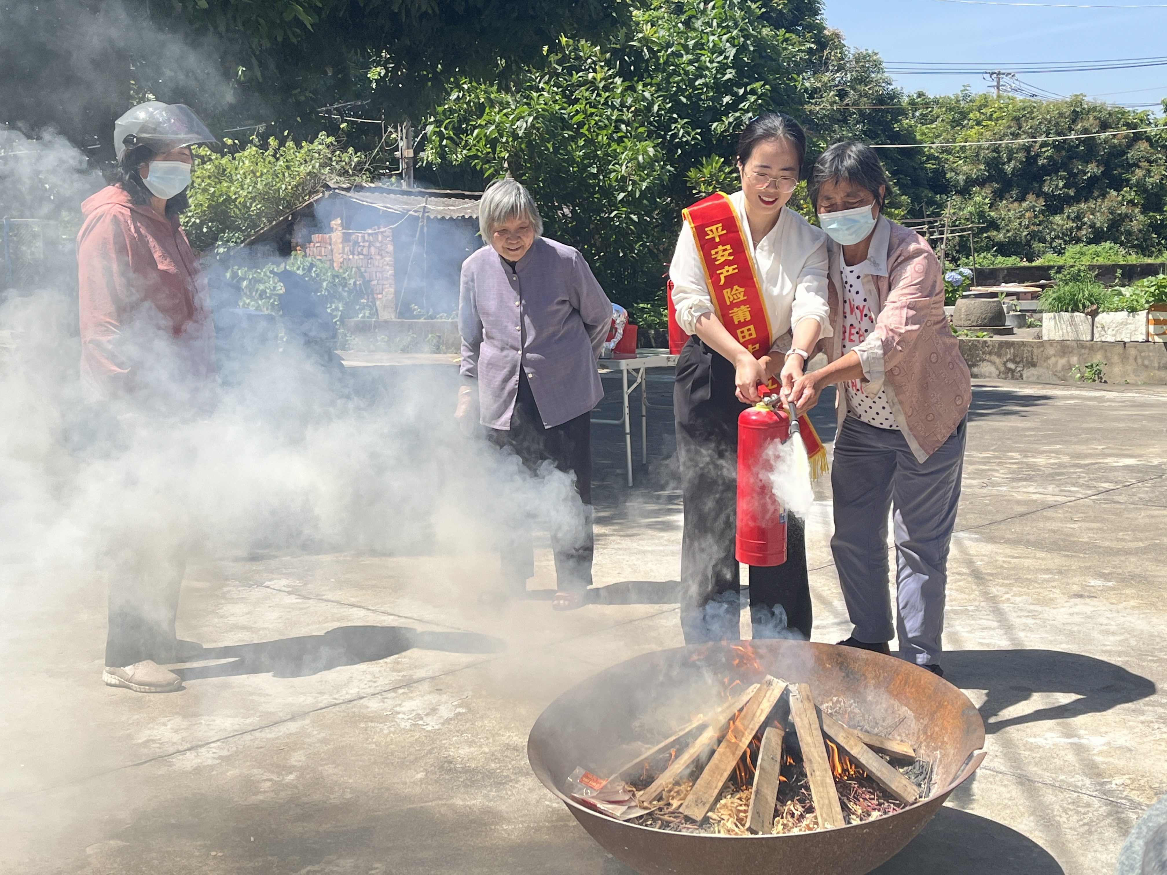 平安产险莆田中心支公司：普及消防安全 送“平安”到家2.jpg