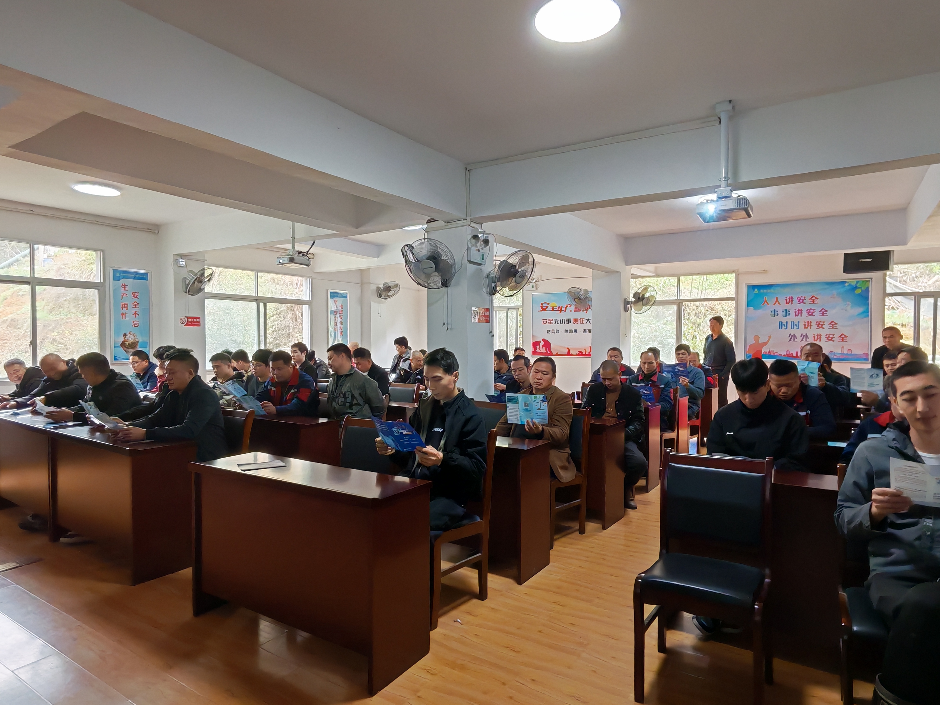 平安护航矿山生产&nbsp;消保护航职工安心消费&mdash;龙岩中支走进龙岩天山矿业有限公司开展金融消保与安全宣教活动1.jpg