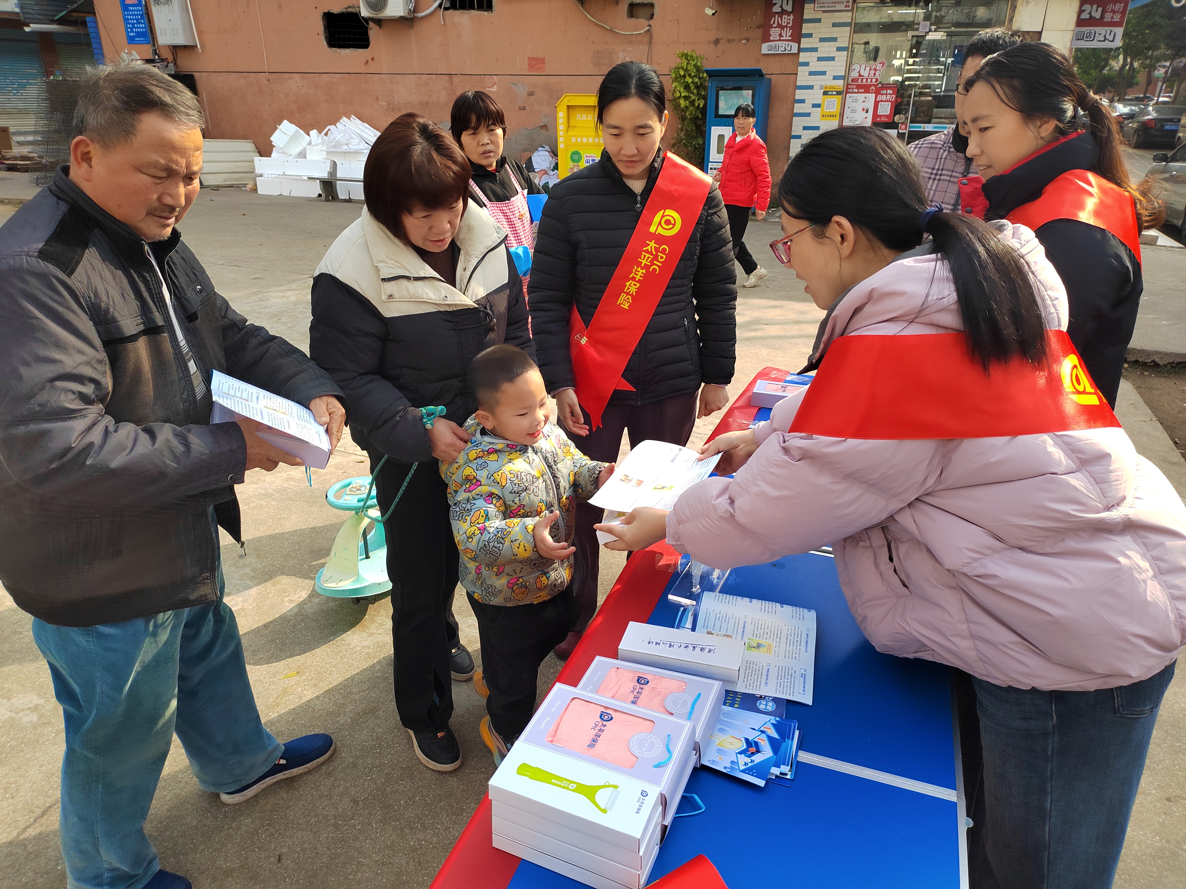 太平洋产险莆田中支党委开展“三服行动”主题党建活动暨“3.15”金融消费者权益保护教育宣传活动 (2).jpg