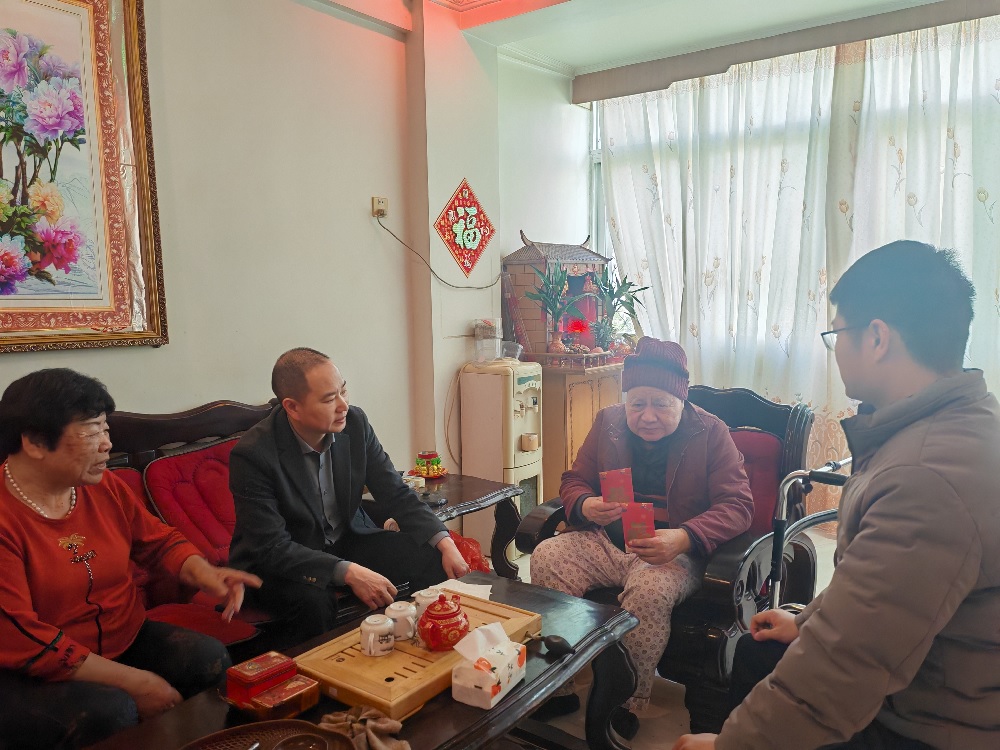 情系老党员 新春送关怀 中国人寿漳浦县支公司党支部开展新春慰问活动.jpg