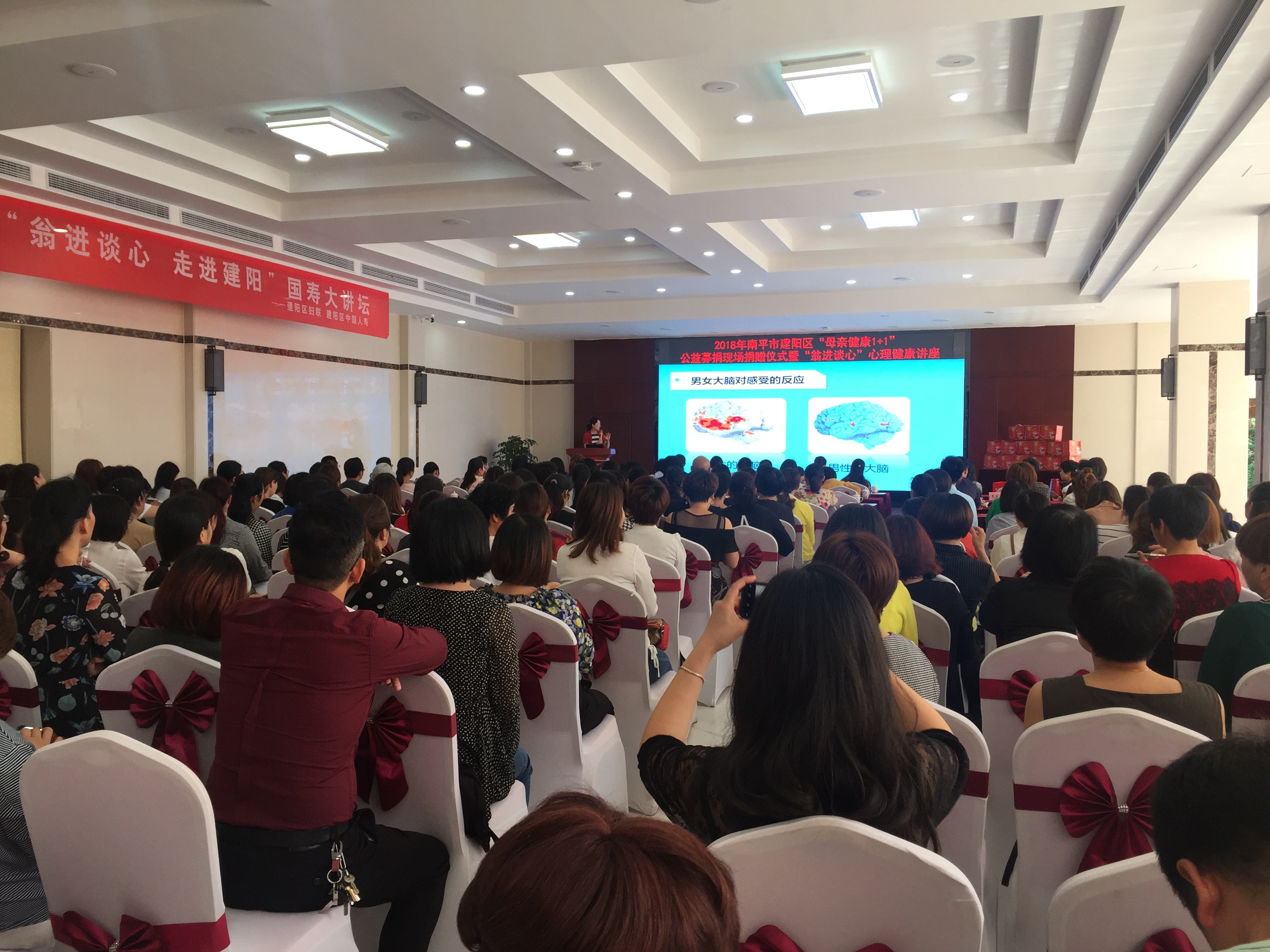 图为翁进谈心活动现场.jpg