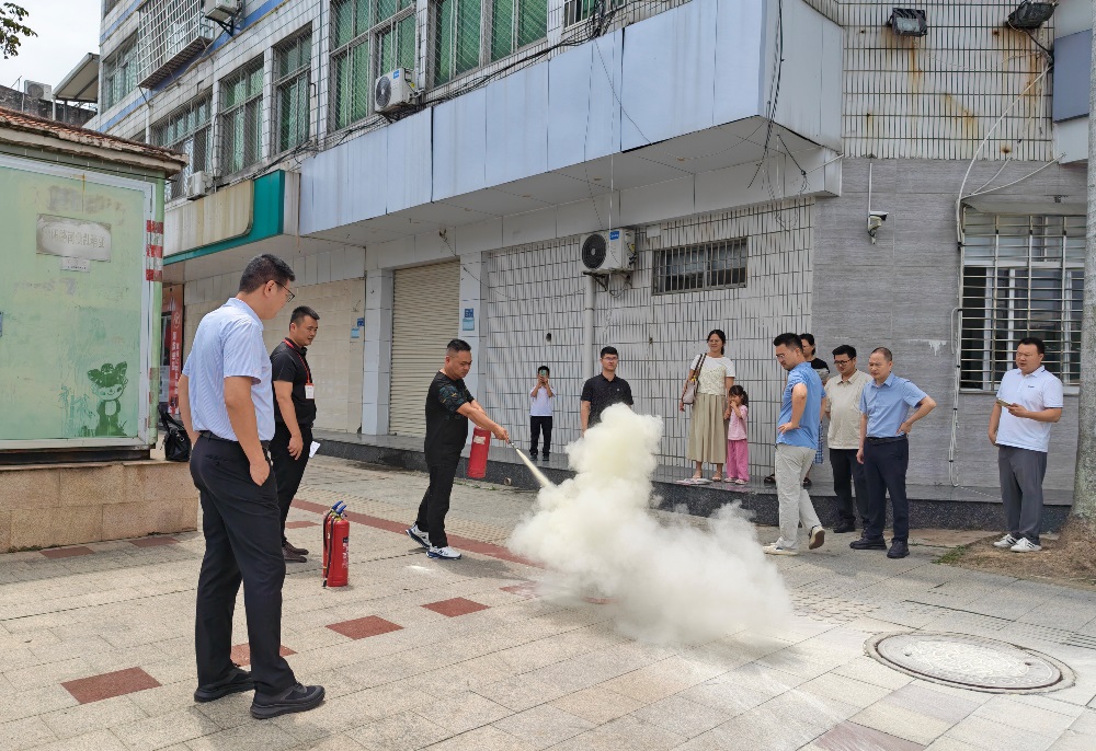 筑牢安全防线 绷紧防火之弦——中国人寿漳浦县支公司开展消防安全知识培训暨应急演练活动1.jpg