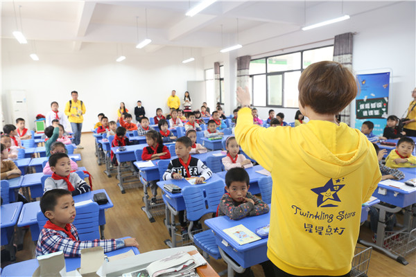 8保险公益课堂上，志愿者与孩子们亲切互动，热情交流.JPG